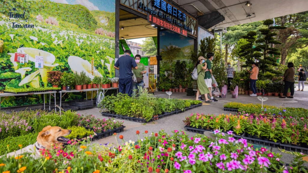 Chợ hoa Jianguo chỉ mở cửa vào các ngày cuối tuần