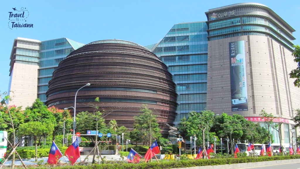 Taipei City Mall có thể được nhìn thấy từ xa bởi thiết kế cầu tròn đặc biệt